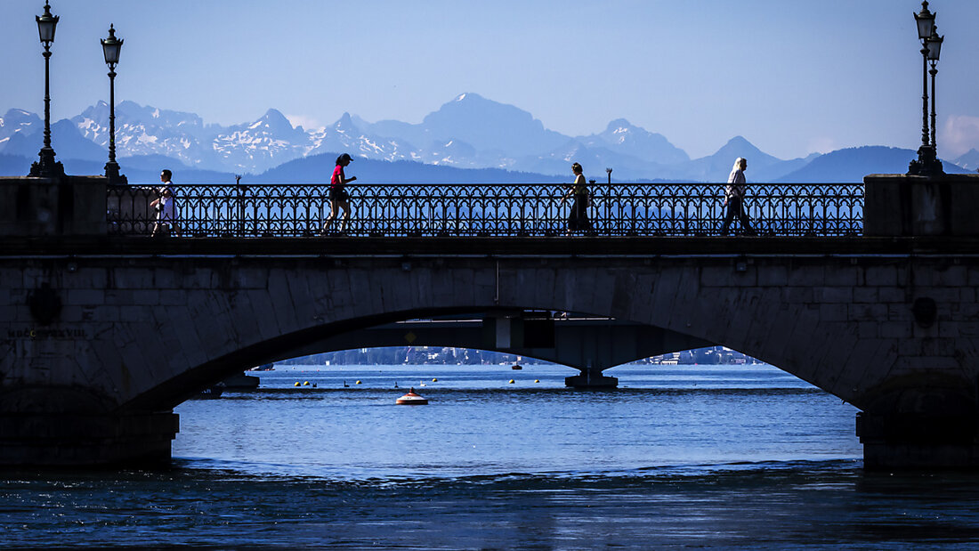 Ein 15-Jähriger wurde am Sonntagmorgen tot aus der Limmat in Zürich geborgen. (Archivbild) 20240721153512790.jpg