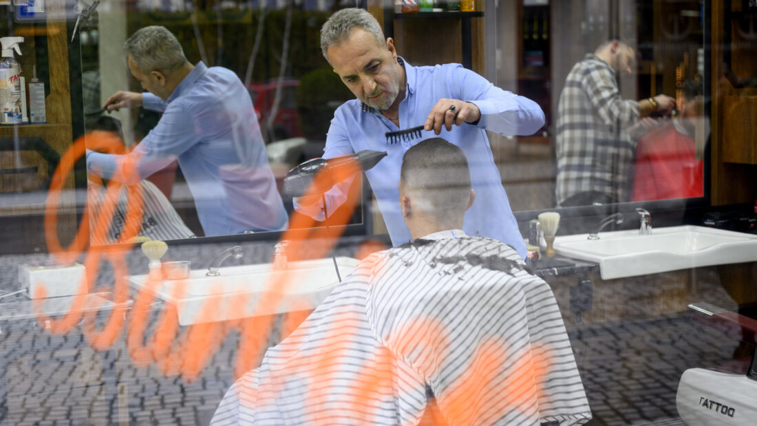 Im Zuge der Kontrollkampagne 2025 wurde die Preisbekanntgabe in den Schaufenstern und Geschäften von 3651 Barbershops, Coiffeur- und Kosmetikstudios geprüft. (Archivbild) 20251215142729311.jpg