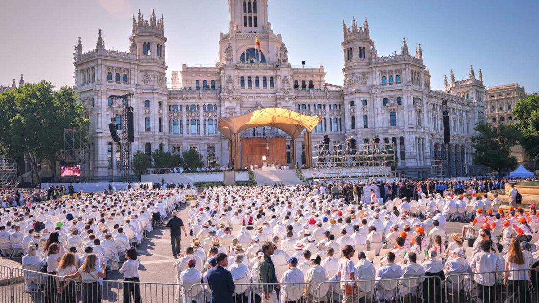 dpatopbilder - Papst Leo XIV. leitet eine Messe zum katholischen Fronleichnamsfest auf der Plaza de Cibeles. Foto: Manu Fernandez/AP/dpa 20260607115155426.jpg