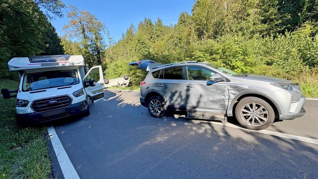 Eines der drei beteiligten Autos überschlug sich und landete auf dem Dach. 20260913084943727.jpg