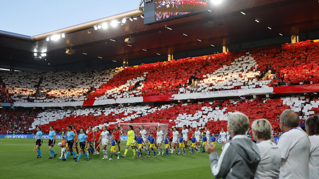 Die Schweizerinnen beim Einlauf im EM-Viertelfinal in Bern gegen Spanien 20261015155151166.jpg