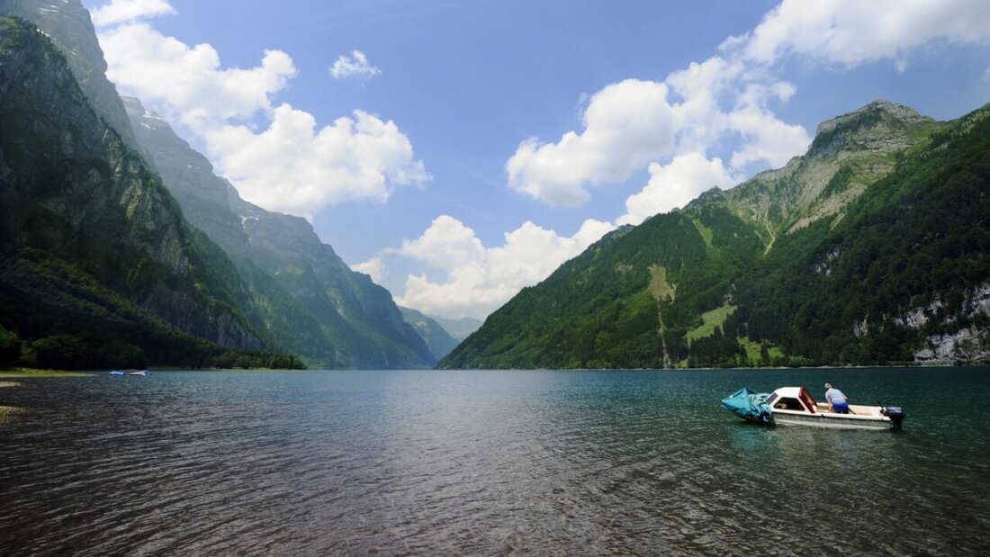 Das Klöntal oberhalb von Glarus ist ein beliebtes Ausflusgziel und deshalb oft stark besucht. Die Behörden suchen deshalb nach Möglichkeiten, die Besucherströme einzugrenzen. (Archivbild) 20250602161636057.jpg