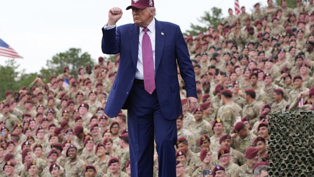 Präsident Donald Trump gestikuliert nach einer Rede auf dem Militärstützpunkt Fort Bragg. Foto: Alex Brandon/AP/dpa 20250611002141352.jpg