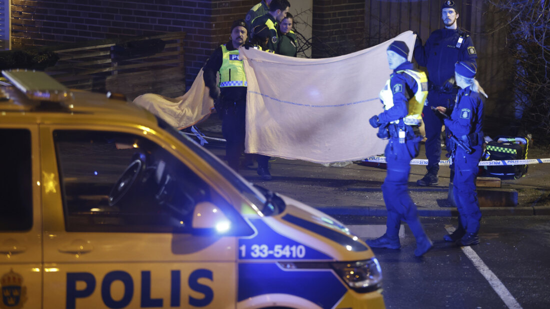 ARCHIV - Die Polizei steht an dem Ort, an dem ein Mann erschossen aufgefunden wurde. Seit langem schon bekämpfen sich kriminelle Banden in Schweden. Foto: Christine Olsson/AP/dpa/Symbolbild - ACHTUNG: Nur zur redaktionellen Verwendung und nur mit vollständiger Nennung des vorstehenden Credits 20251027204136531.jpg