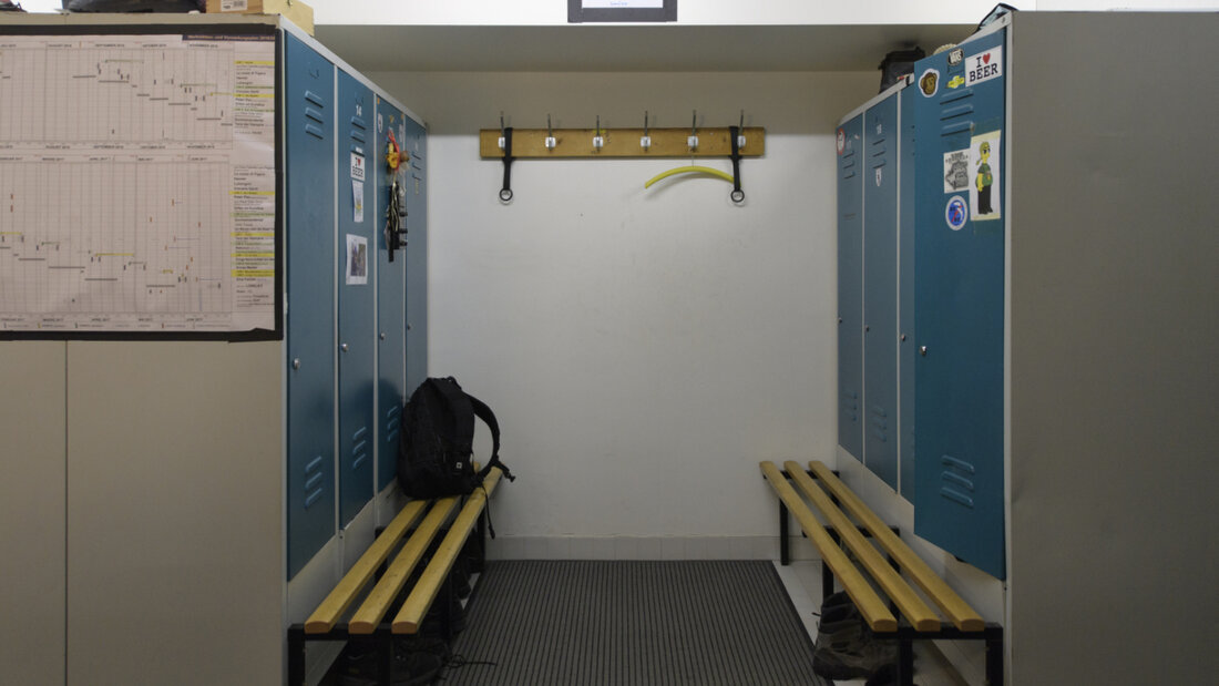 Einem Mitarbeiter des Berufs- und Weiterbildungszentrums Wil-Uzwil wird vorgeworfen, in der Garderobe der Lehrerinnen und Lehrer Filmaufnahmen gemacht zu haben. (Symbolbild) 20251121160850031.jpg