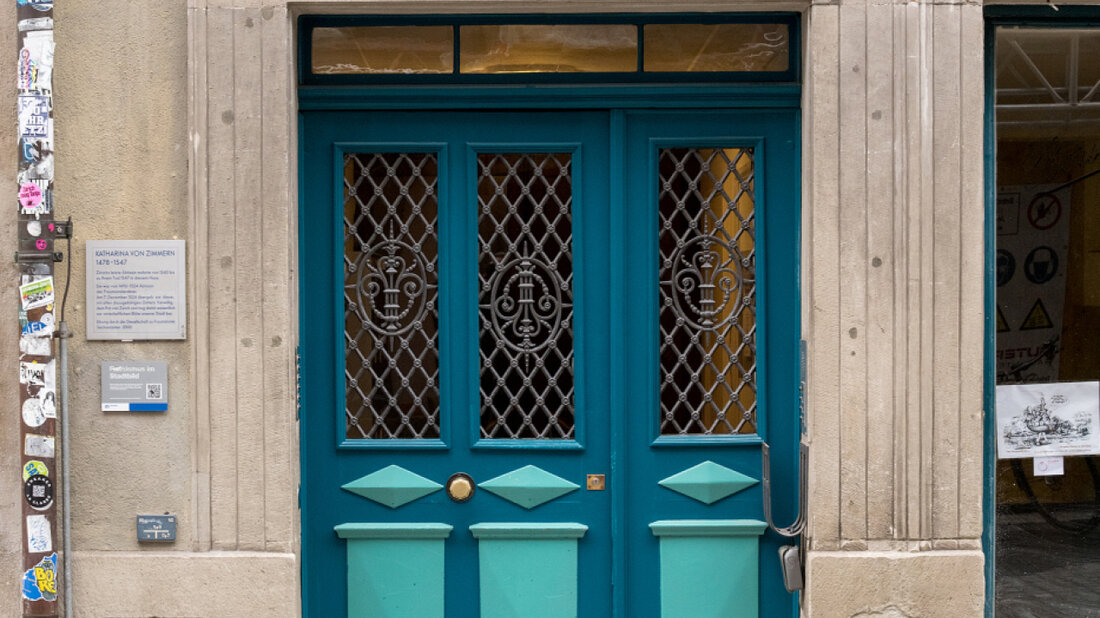 Die Inschrift "Zum Mohrenkopf" wurde am Donnerstagmorgen abgedeckt. Auch beim "Haus zum Mohrentanz" liess die Stadt Zürich die Inschrift abdecken. 20251211143734835.jpg