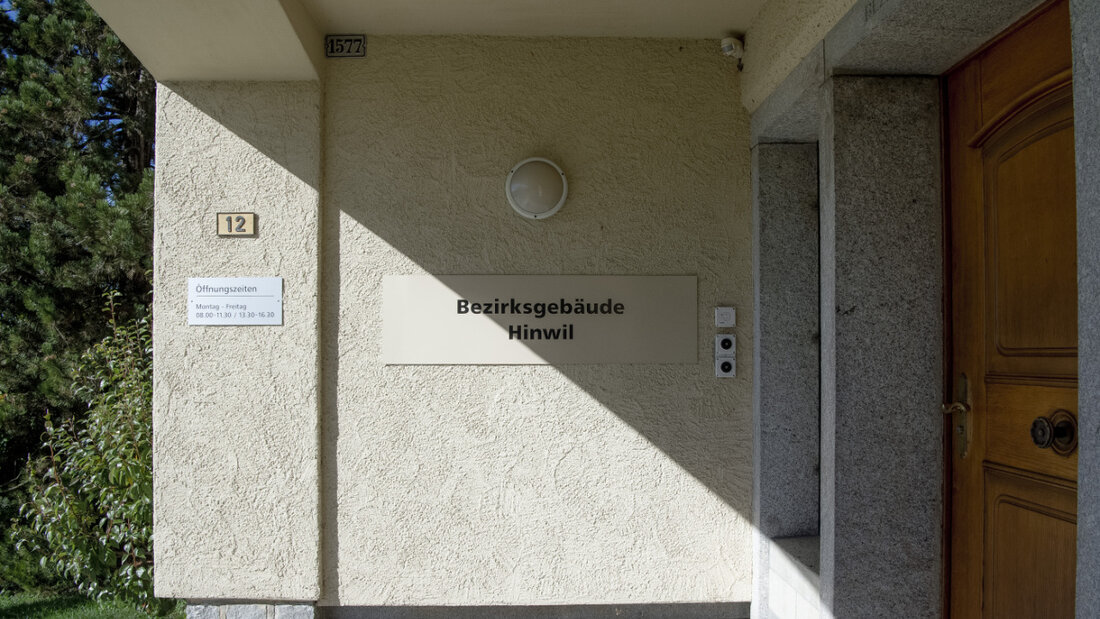 Ein 65-jähriger Schweizer muss sich am Dienstag vor dem Bezirksgericht Hinwil verantworten. Er soll seine Tochter jahrelang immer wieder sexuell missbraucht haben. (Symbolbild) 20260113114226953.jpg