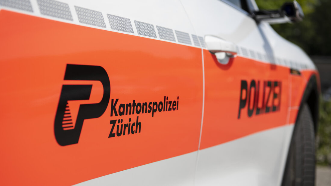Die Kantonspolizei Zürich wollte am Donnerstagmorgen auf der A3 bei Urdorf zwei Männer auf einem Motorrad kontrollieren. Diese verunfallten auf der Flucht vor der Polizei tödlich. (Symbolbild) 20260806140425120.jpg
