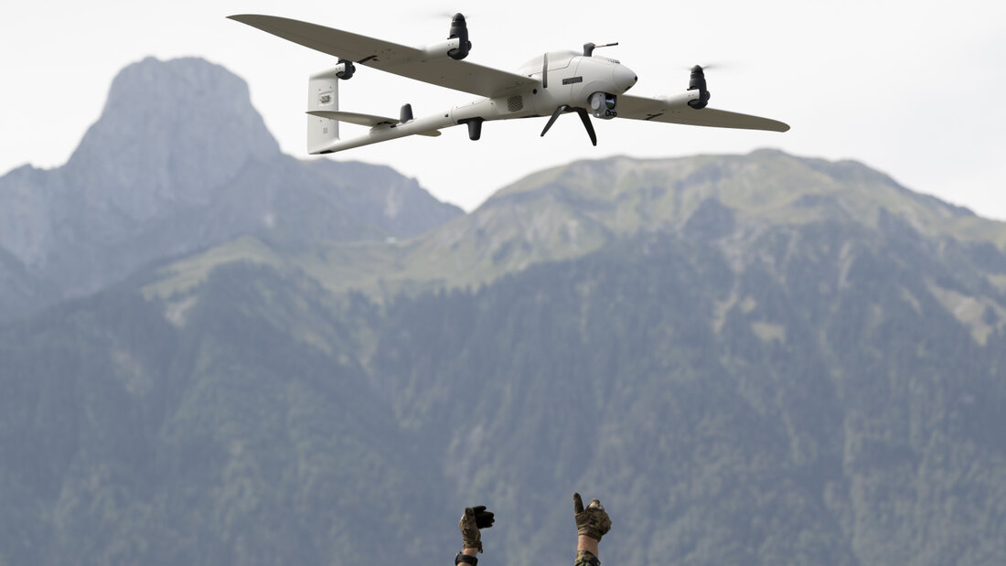 Die Schweizer Armee will die Aufklärung mit Drohnen und die Abwehr von Drohnen verstärken - auf dem Waffenplatz in Thun BE hat sie dies am Donnerstag demonstriert. 20260827141009833.jpg