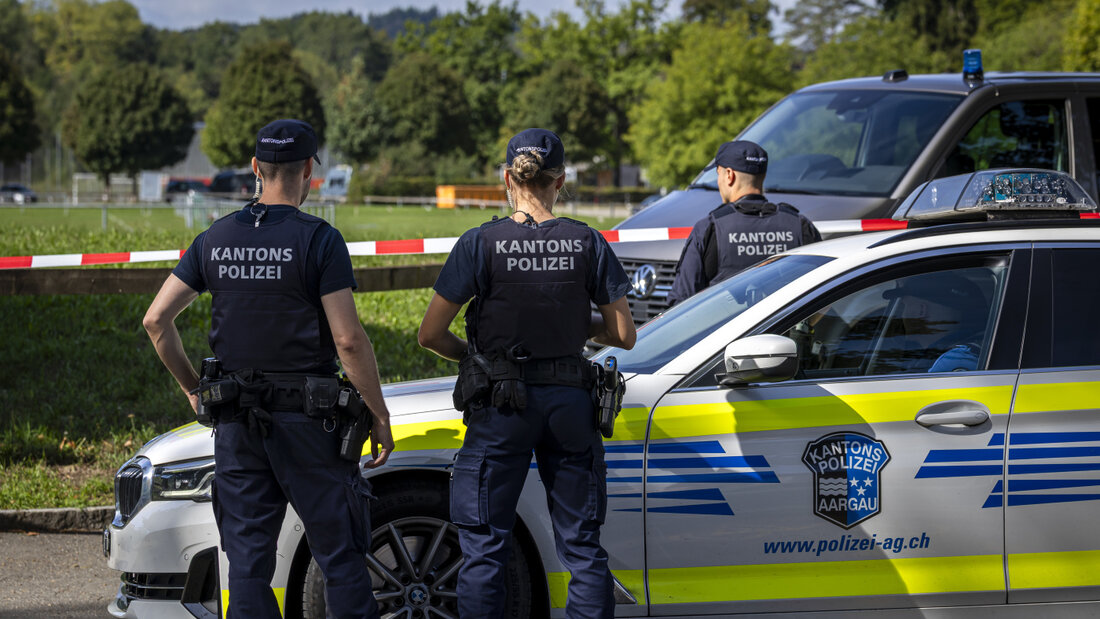 Durch die Schüsse bei der Aarauer Pferderennbahn in der Nacht auf Sonntag wurde eine 22-jährige Frau getötet. Fünf weitere Personen wurden laut der Polizei verletzt, mindestens eine davon schwer. 20260830190017187.jpg