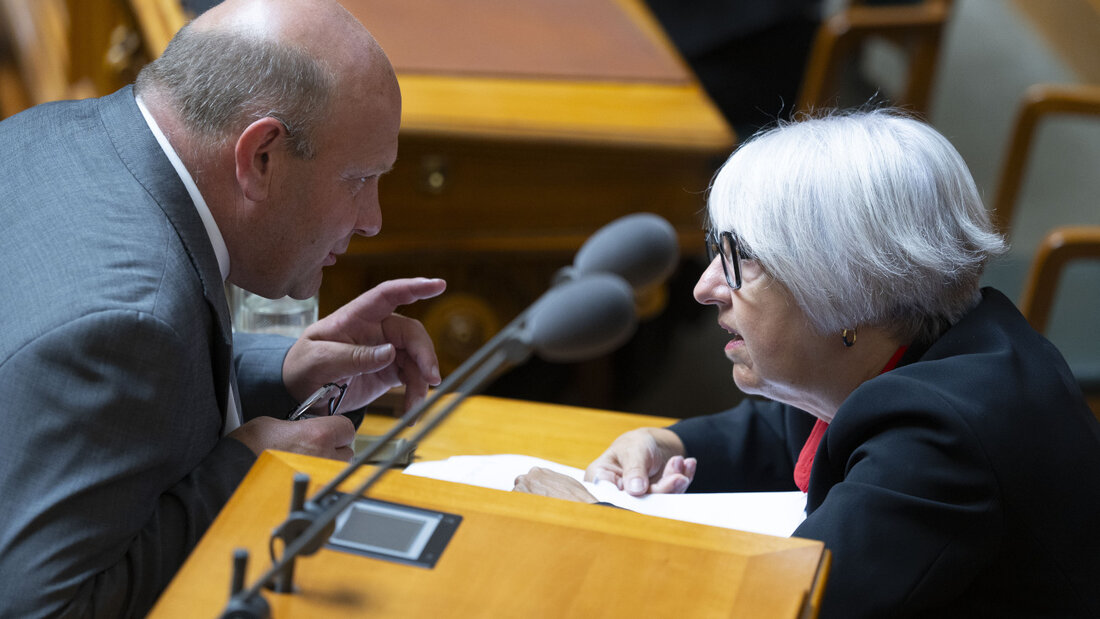 Der Berner SVP-Nationalrat Ernst Wandfluh im Gespräch mit Sozialministerin Elisabeth Baume-Schneider, während der Debatte zum Inklusionsgesetz. 20260921181608924.jpg