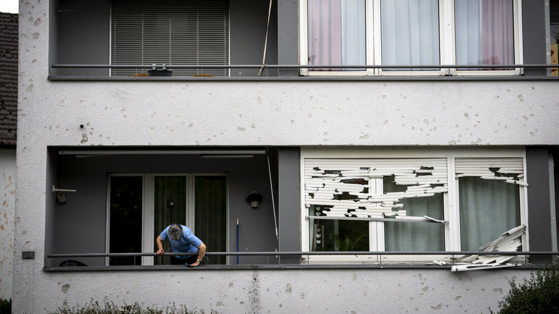 Eine Frau reinigt ihren Balkon nach dem heftigen Hagelgewitter am 28. August in Bülach. (Archivbild) 20261013130009607.jpg