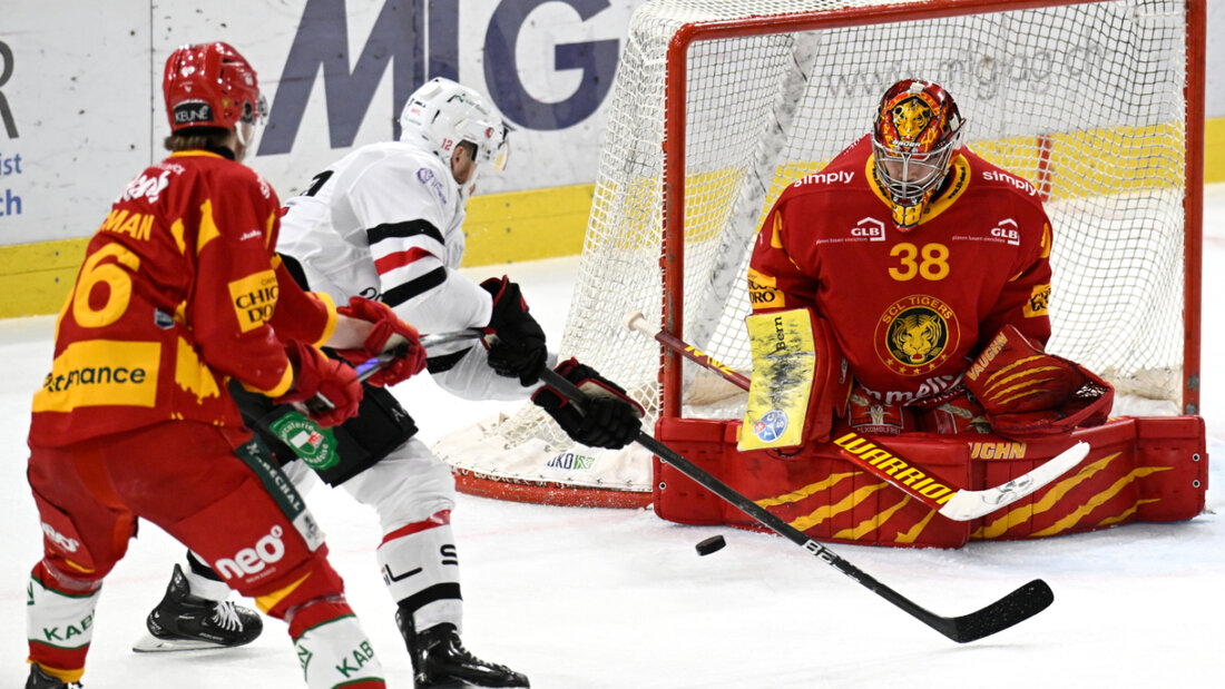 Virtual-Reality-Training erlaubt es Spielern, die Lücken in der Deckung des Goalies schneller und präziser zu erkennen: Szene vor dem Tor der SCL Tigers im Playoff-Viertelfinal gegen den Lausanne HC. (Archivbild) 20250507102917436.jpg