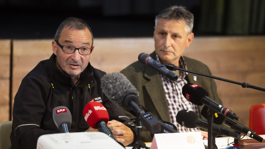 Alban Brigger (l.), Ingenieur bei der Dienststelle Naturgefahren, neben Matthias Bellwald (r.), dem Gemeindepräesidenten von Blatten. 20250520155324691.jpg