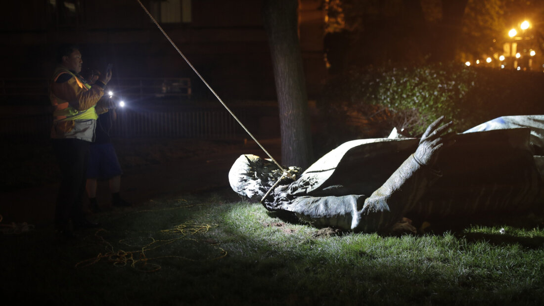 ARCHIV - Menschen machen Fotos von der Statue des Südstaaten-Generals Albert Pike, welche zuvor von Demonstranten gestürzt und in Brand gesteckt worden war. Foto: Maya Alleruzzo/AP/dpa 20250805161805064.jpg