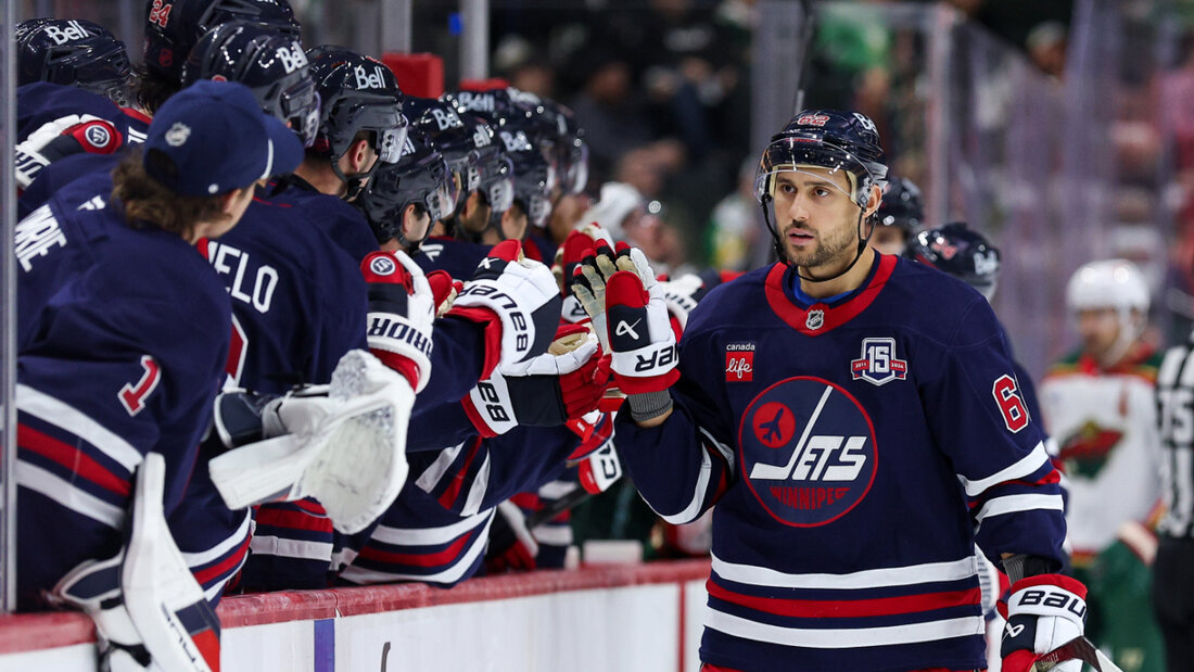 Lässt sich von seinen Teamkollegen als Torschütze feiern: Nino Niederreiter 20251029063601651.jpg