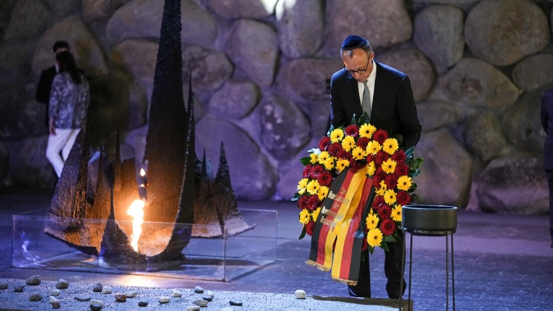 Der deutsche Bundeskanzler Friedrich Merz (CDU) in der Halle der Erinnerungen der Holocaust-Gedenkstätte Yad Vashem. Foto: Michael Kappeler/dpa 20251207094643383.jpg