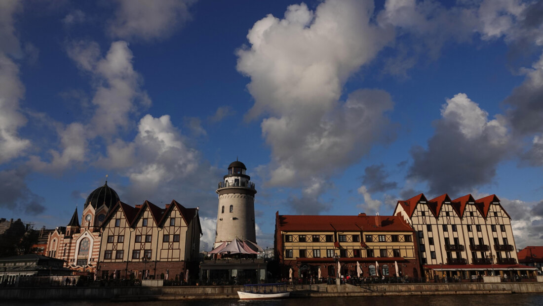 ARCHIV - Eine Häuserzeile in der russischen Ostsee-Exklave Kaliningrad erinnert an das historische Aussehen der Stadt, die einmal Königsberg hieß. Foto: Ulf Mauder/dpa (Archivbild) 20260520224527948.jpg