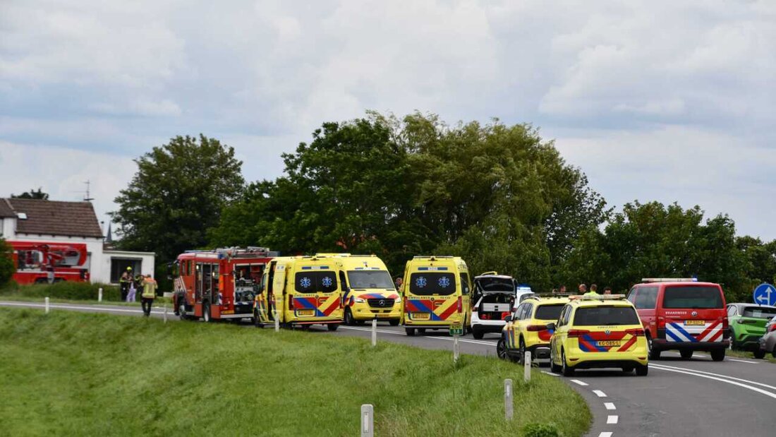 Rettungskräfte sind am Unfallort auf der N290 im Einsatz. In den Niederlanden ist ein Auto in eine Schülergruppe auf Fahrrädern geschleudert. Foto: ---/PROVICOM/ANP/dpa 20260611191231651.jpg