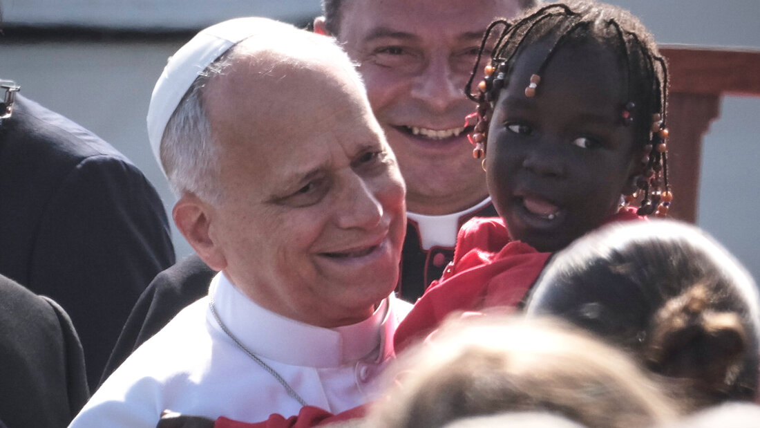 Papst Leo XIV. h‰lt ein kleines M‰dchen im Arm, als er zu einem Treffen mit Migranten im Aufnahmezentrum Las RaÌces in San CristÛbal de La Laguna auf Teneriffa eintrifft. Foto: Arturo Rodriguez/AP/dpa 20260612130758513.jpg