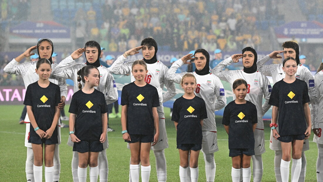 Irans Fussballerinnen vergangenen März beim Salutieren während der Nationalhymne 20260806083238401.jpg