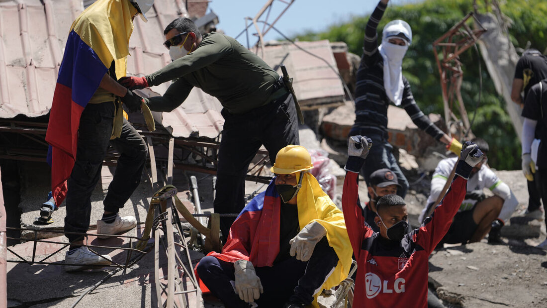 dpatopbilder - Menschen, die Trümmer beseitigen, bitten um Ruhe, während sie am Tag nach dem Erdbeben nach Überlebenden suchen. Foto: Ivan Valencia/AP/dpa 20260812093048673.jpg