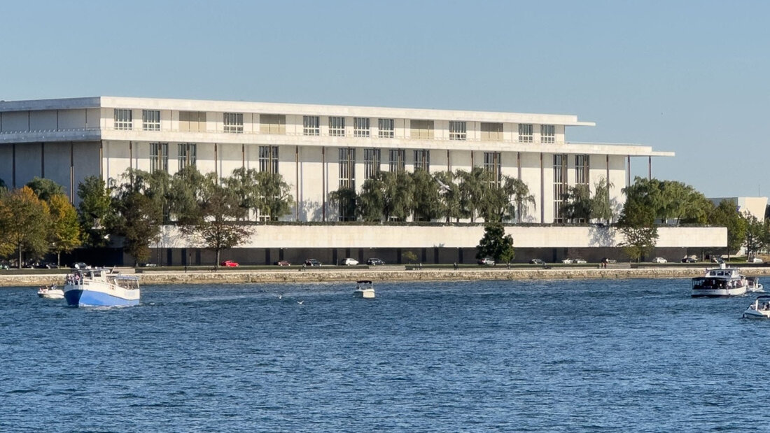 ARCHIV - Das Kennedy Center in der US-Hauptstadt Washington. Foto: Andrej Sokolow/dpa 20260915215026211.jpg