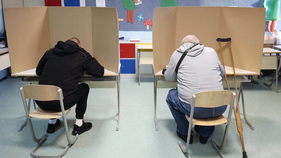 Bei den Parlamentswahlen geben Wähler ihre Stimmen ab. In dem Balkanland, das in die EU strebt, werden Institutionen auf sechs Ebenen gewählt. Bestimmt werden die Zusammensetzungen des dreiköpfigen Staatspräsidiums, des gesamtstaatlichen Parlaments sowie der Parlamente der zwei Landesteile. Foto: Armin Durgut/AP/dpa 20261004223800051.jpg