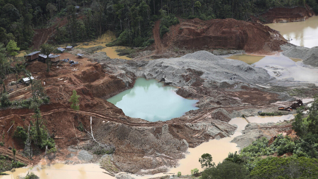 ARCHIV - Blick auf eine abgeholzte Fläche in Magui Payan, an der illegalen Goldbergbau betrieben wird. Foto: Fernando Vergara/AP/dpa 20261020052005903.jpg