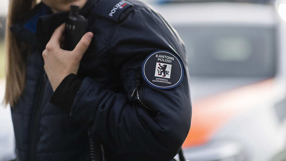 Die Kantonspolizei Appenzell Ausserrhoden war in Waldstatt wegen eines renitenten Besuchers im Einsatz. (Symbolbild) 20240729170716519.jpg