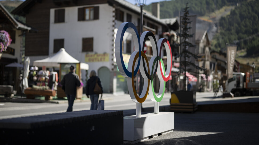 Die olympischen Ringe als Vorbote der Winterspiele 2026 stehen bereits im Dorfzentrum von Livigno. Im Februar wird Mehrverkehr aus Graubünden im Ort erwartet. 20251022090322353.jpg