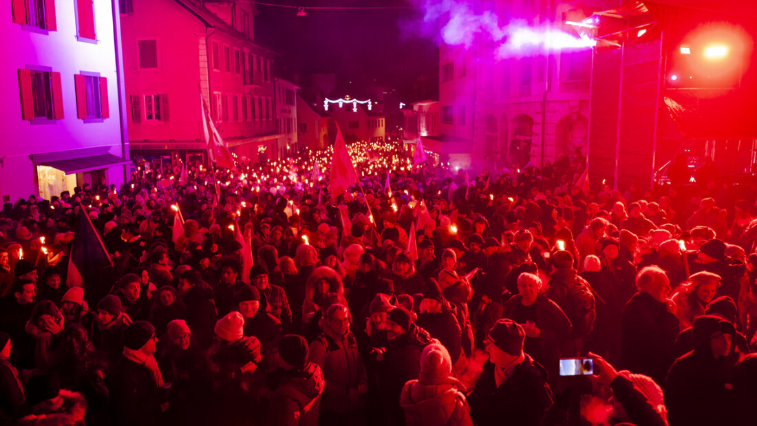 Projurassierinnen und Projurassier ziehen am Mittwochabend aus Freude über den Kantonswechsel durch Moutier. 20260101001018271.jpg