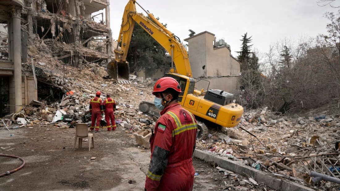 Rettungskräfte des iranischen Roten Halbmonds räumen mit einem Bulldozer die Trümmer eines Wohnhauses weg, das bei einem früheren amerikanisch-israelischen Angriff getroffen wurde. Foto: Vahid Salemi/AP/dpa 20260324114252542.jpg