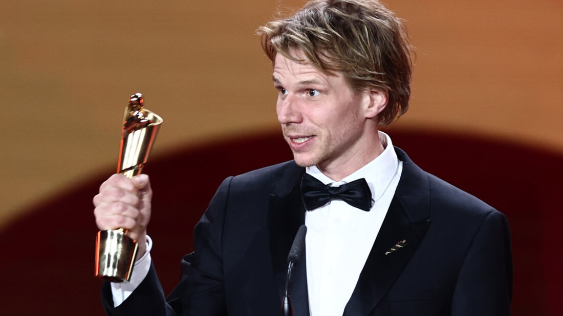 Regisseur Tim Fehlbaum bedankt sich für die Lola für die beste Regie für den Film "September 5" während der 75. Verleihung des Deutschen Filmpreises in Berlin im Theater am Potsdamer Platz. Der Deutsche Filmpreis gehört zu den wichtigsten Auszeichnungen der Branche. Foto: Christoph Soeder/dpa 20250509225455515.jpg