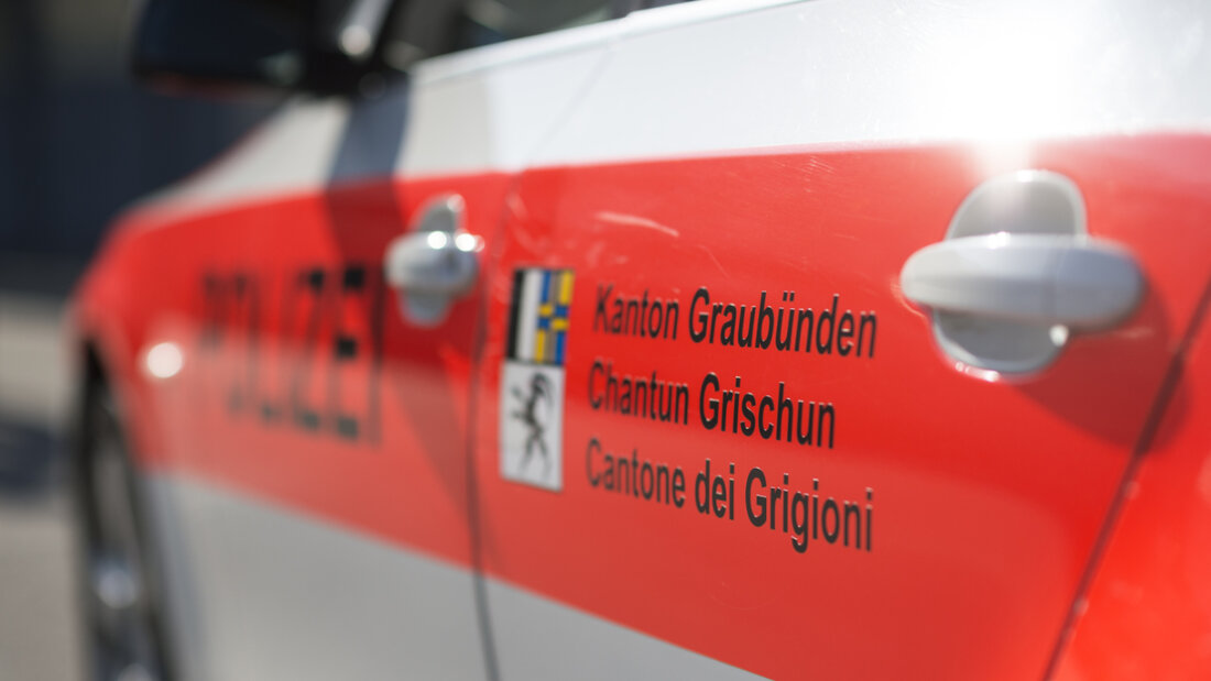 In Le Prese GR hat sich am Samstag ein Motorradfahrer bei einem Selbstunfall Verletzungen zugezogen. Er wurde in ein Spital gebracht. (Archivbild) 20250927144329065.jpg
