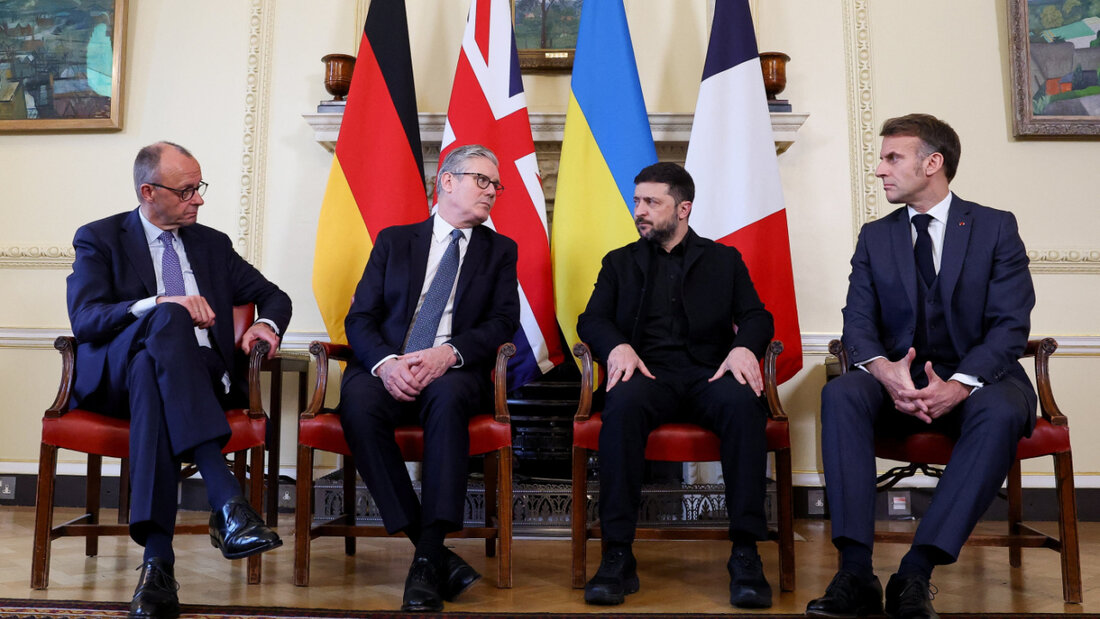dpatopbilder - Bundeskanzler Friedrich Merz (l-r), der britische Premierminister Keir Starmer, der ukrainische Präsident Wolodymyr Selenskyj und der französische Präsident Emmanuel Macron treffen sich in der Downing Street 10. Foto: Toby Melville/Pool Reuters/AP/dpa 20251208154857224.jpg