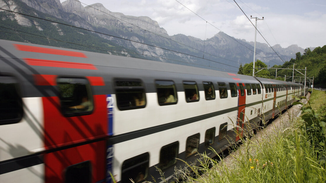 Ein Zugpassagier beleidigte im Schnellzug von Chur nach Zürich eine Zugbegleiterin rassistisch. (Archivbild) 20251216124129022.jpg