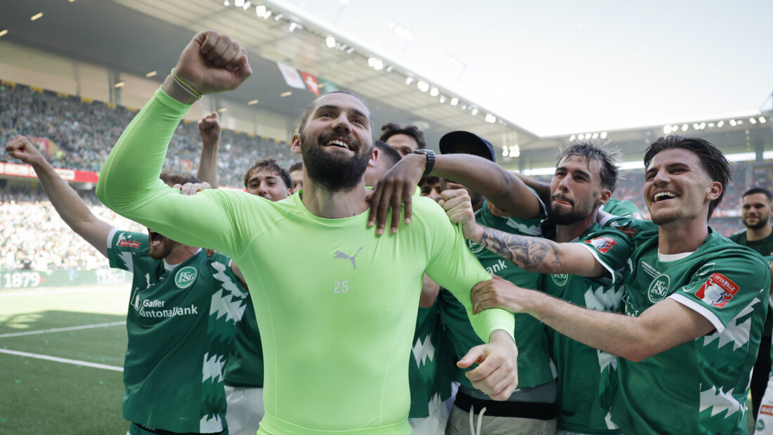 Lukas Watkowiak feiert nach dem Gewinn des Cups ausgelassen vor den Fans - seine Rote Karte blieb ohne Folgen für St. Gallen 20260524182105557.jpg