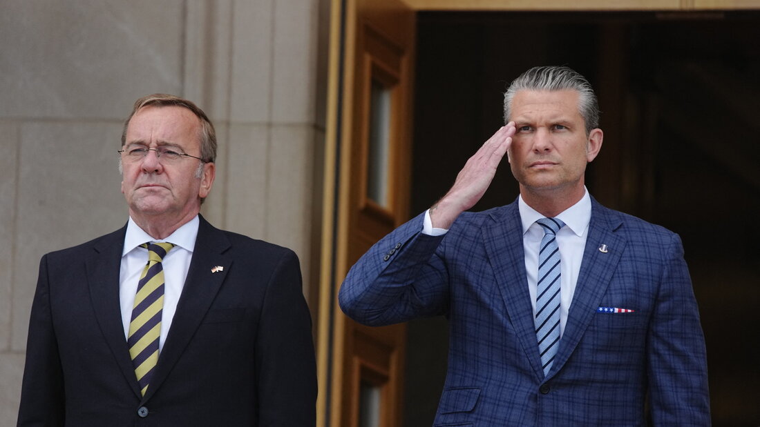dpatopbilder - US-Verteidigungsminister Pete Hegseth (r) salutiert, als er Bundesverteidigungsminister Boris Pistorius (l, SPD) mit einem Ehrenspalier am Pentagon empfängt. Foto: Kay Nietfeld/dpa 20260916012831355.jpg