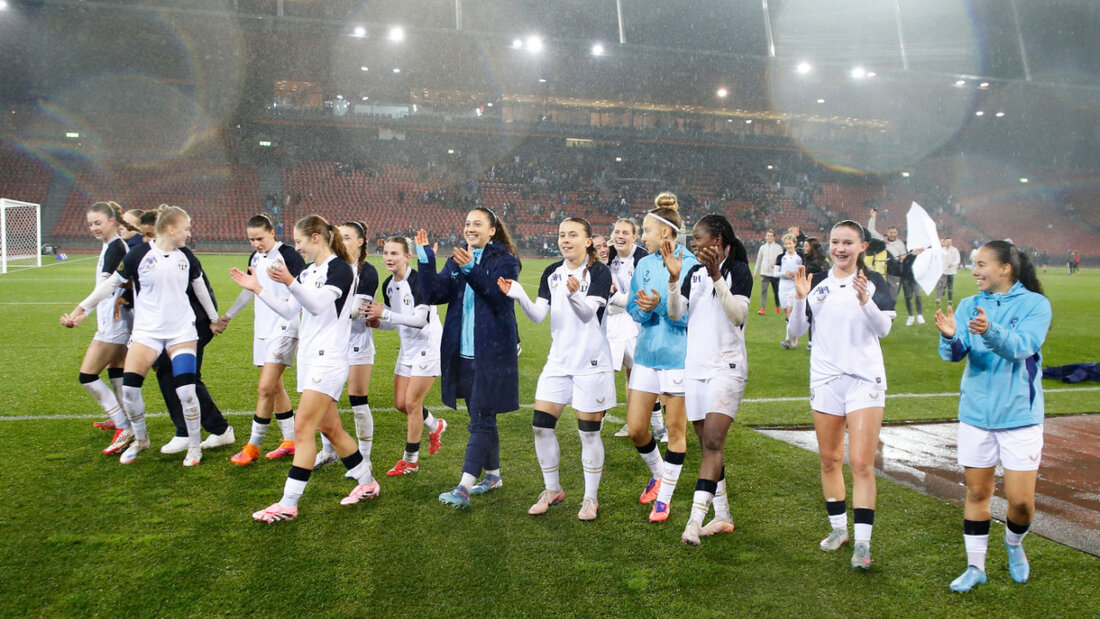 Die FCZ-Frauen feiern den Derbysieg gegen die Grasshoppers im Letzigrund 20251208101732118.jpg