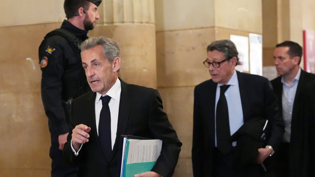 Der ehemalige französische Präsident Nicolas Sarkozy (vorne l) trifft vor dem Pariser Berufungsgericht ein, um seinen Prozess wegen angeblicher illegaler Finanzierung seiner Präsidentschaftskampagne 2007 durch die Regierung des verstorbenen libyschen Führers Gaddafi zu beginnen. Foto: Thibault Camus/AP/dpa 20260316152607361.jpg