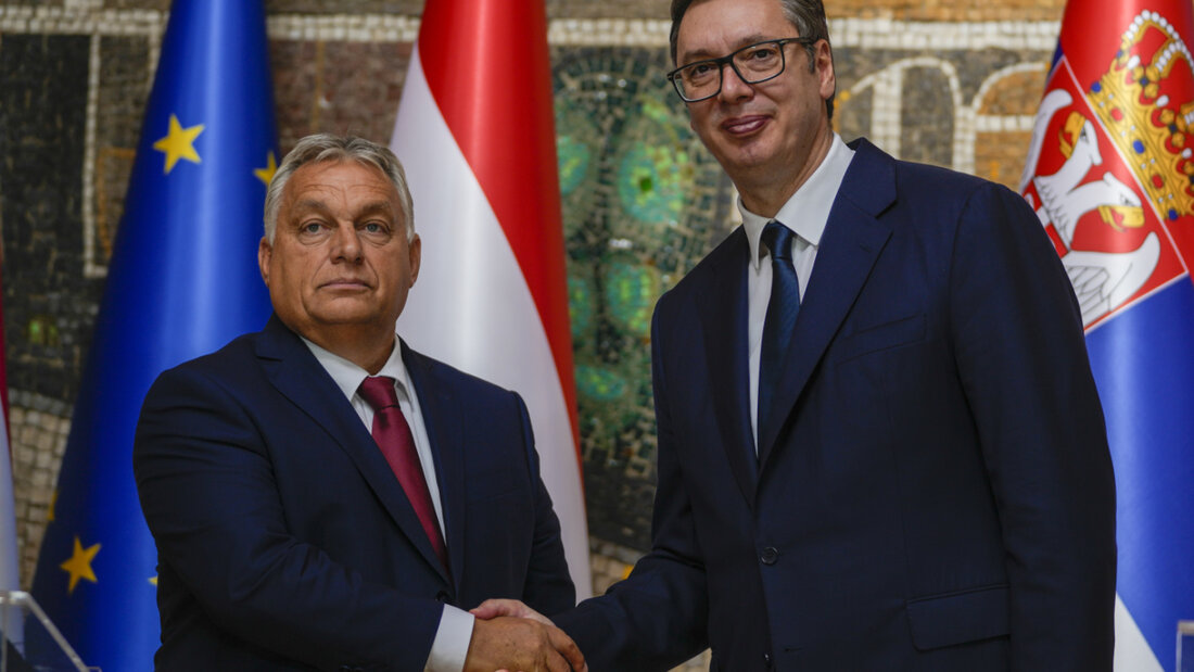 ARCHIV - Viktor Orban (l), Ministerpräsident von Ungarn, gibt Aleksandar Vucic, Präsident von Serbien, nach einer Pressekonferenz im Anschluss an Gespräche im Serbien-Palast die Hand. Orban befindet sich zu einem eintägigen Besuch in Serbien. Foto: Darko Vojinovic/AP/dpa 20260405115336215.jpg
