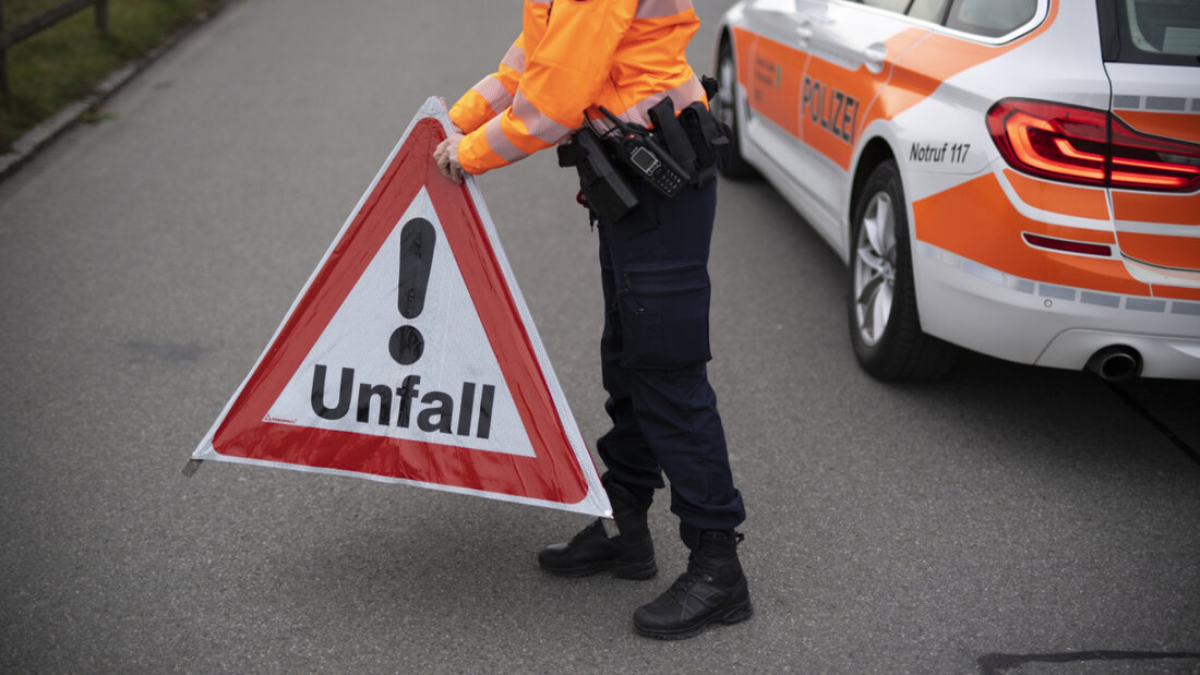 Ein 60-jähriger Autofahrer erfasste am frühen Freitagmorgen in Gossau SG einen Unfallhelfer. (Symbolbild) 20260410162523107.jpg
