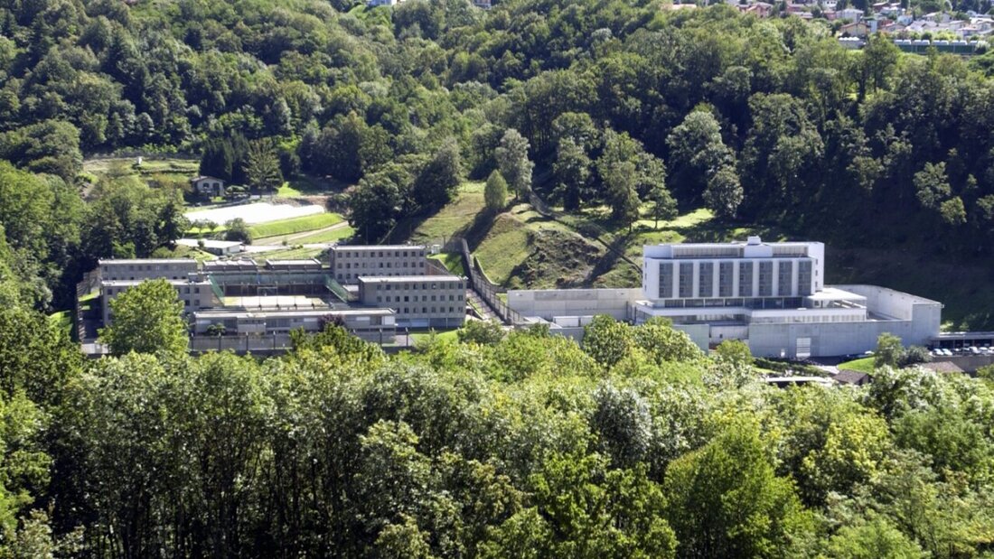 Der Prozess gegen sieben mutmassliche Juwelendiebe wird direkt im Tessiner Gefängnis La Farera durchgeführt und live in den Gerichtssaal übertragen. (Archivbild) 20260608100156219.jpg