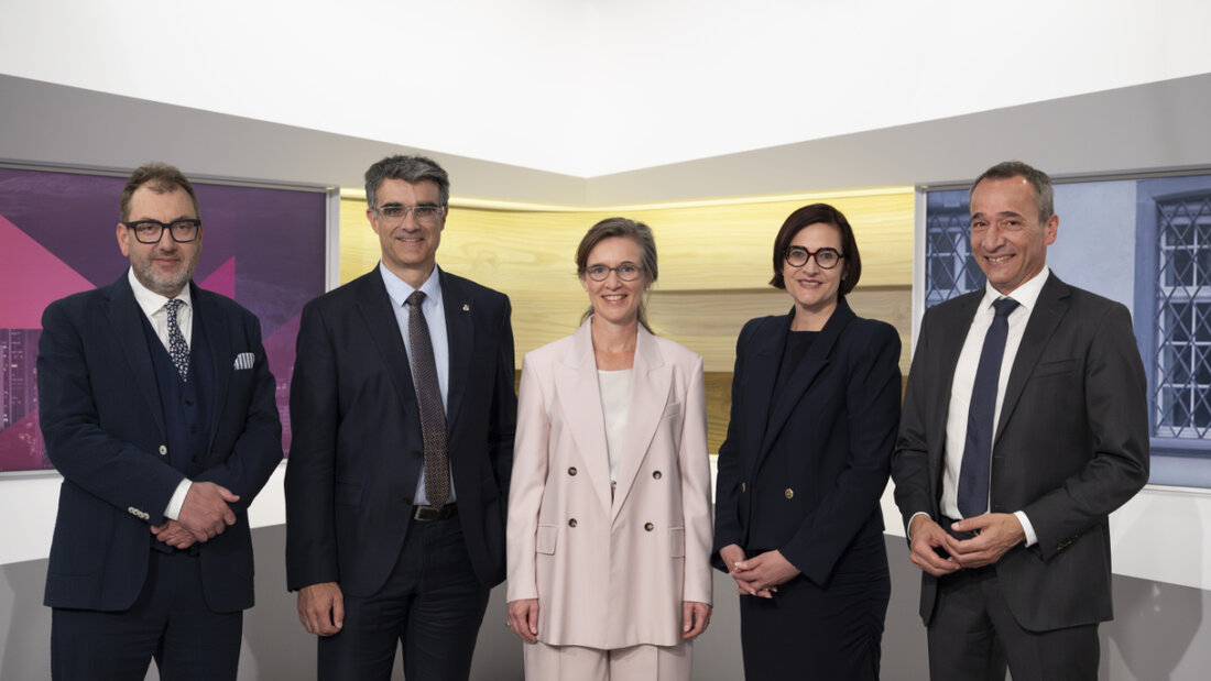 Die neue Bündner Regierung besteht ab 2027 aus Peter Peyer (SP, bisher), Marcus Caduff (Mitte, bisher), Carmelia Maissen (Mitte, bisher), Valeria Favre Accola (SVP, neu) und Martin Bühler (FDP, bisher). 20260615105503366.jpg