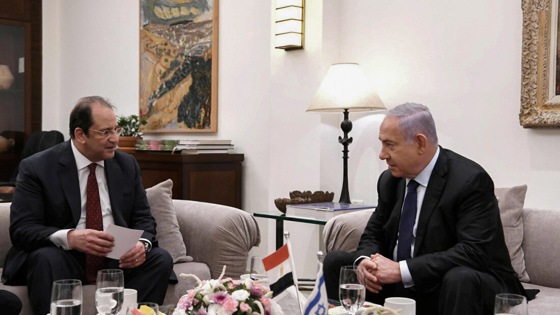 HANDOUT - Benjamin Netanjahu (r), Ministerpräsident von Israel, spricht mit Abbas Kamel, Direktor des ägyptischen General Intelligence Directorate (EGID), während eines gemeinsamen Treffens in der Residenz des israelischen Premierministers. Foto: Amos Ben-Gershom/GPO/dpa 20260926210719943.jpg