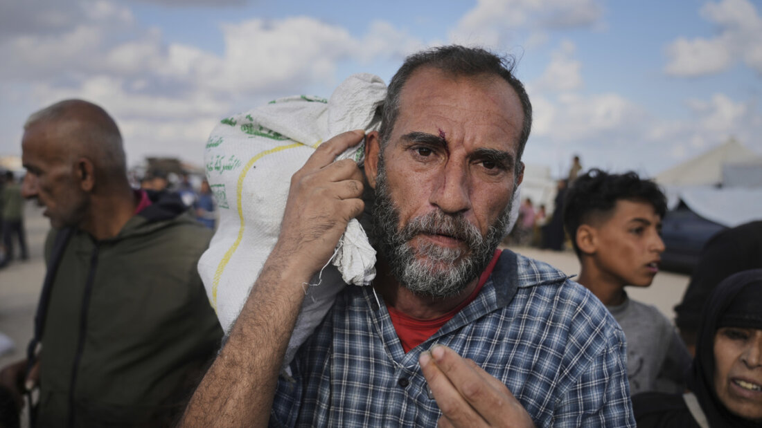 ARCHIV - Palästinenser tragen Taschen mit Lebensmitteln und humanitärer Hilfe, die von der Gaza Humanitarian Foundation, einer von Israel anerkannten und von den USA unterstützten Organisation, bereitgestellt wurden. Foto: Abdel Kareem Hana/AP/dpa 20250716161340544.jpg