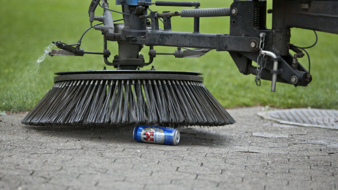 Achtlos weggeworfener Müll wird entlang von St. Galler Kantonsstrassen immer mehr zum Problem. (Symbolbild) 20260227101047389.jpg