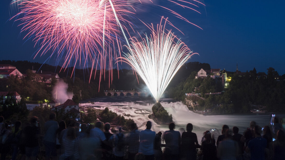 Fällt dieses Jahr aus: Das Rheinfall-Feuerwerk "Fire on the rocks" am Vorabend des Nationalfeiertags kann wegen der Trockenheit nicht stattfinden. (Archivbild) 20260724152500064.jpg