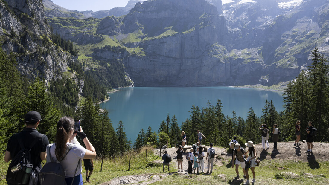 Bei den aktuellen Temperaturen zieht es viele Menschen in die Berge oder an Seen. Optimal, wenn beides gleichzeitig geht, wie hier am Oeschinensee im Berner Oberland. (Archivbild) 20260730161232009.jpg